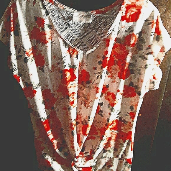 Beaitiful creme and peach floral top❤4/20 - Picture 3 of 3